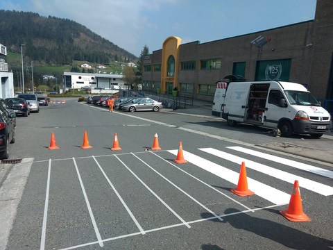 Ayer pintamos los pasos de cebra que faltaban en el polígono industrial