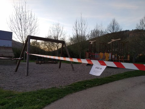 Cerrados todos los parques infantiles y el frontón municipal