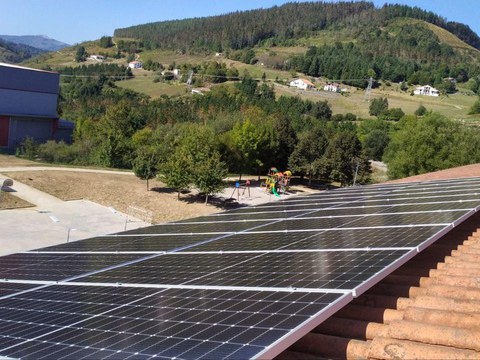 Comienzan a recibir energía de las placas solares del frontón 9 familias y los edificios municipales