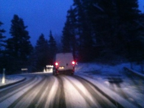 Está nevando, precaución en la carretera