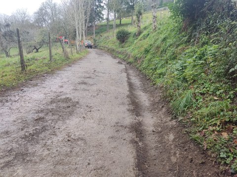 Estamos limpiando y reparando las cunetas del camino del caserío San Juan