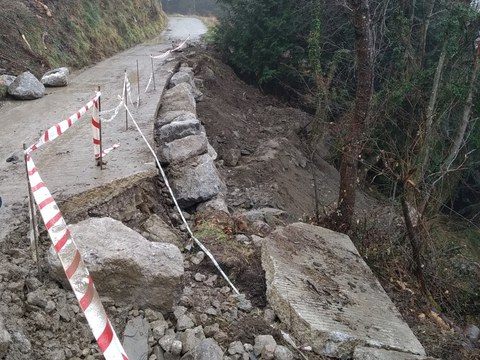 Estamos reparando el camino de Beizu y Azula, arrasado por un corrimiento de tierra