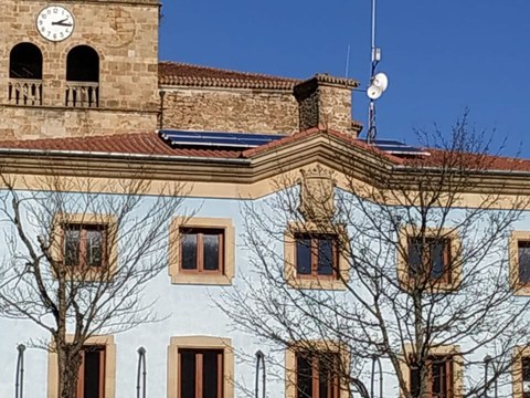 Hemos colocado paneles fotovoltaicos en el tejado del Ayuntamiento