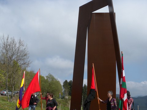 Homenaje emotivo a los muertos y a las víctimas del fascismo en Elgeta 