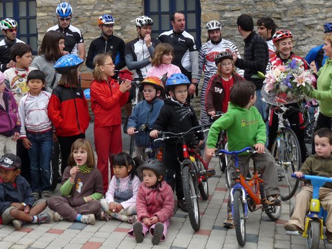 La ciclista Jone Muxika recibió un emotivo homenaje de los elgetarras. VIDEO