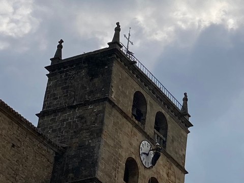 Se está instalando un nuevo reloj en la iglesia