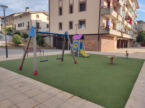 Ya se pueden utilizar los renovados parques infantiles de Torrealdea y Emakume erresistenteen plaza