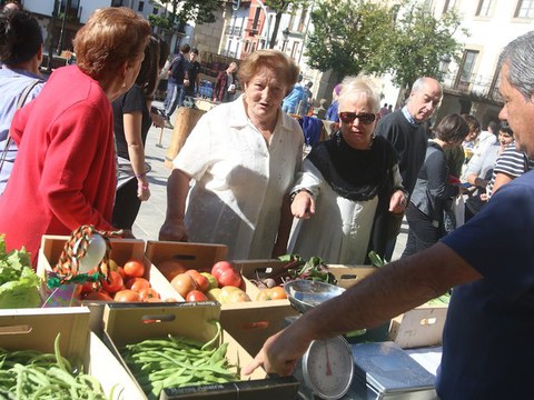 Azokak, txorimalo lehiaketak, Intxortara igoerak eta motorren erakusketak girotu dute asteburua