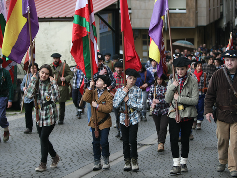 Erresistentzia egun hunkigarria iruditan