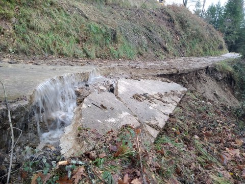 Euriak eta haizeak kalte handiak eragin dituzte Elgetako hainbat bidetan